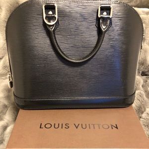 Luis Vuitton Black Epi Alma NM